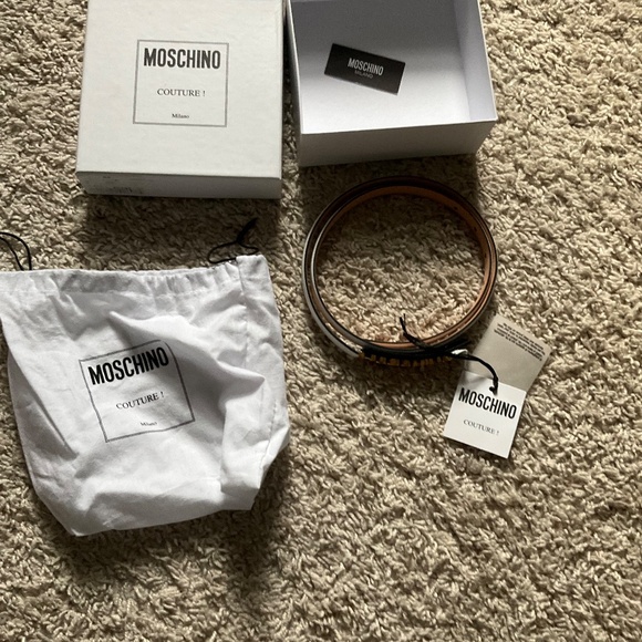MOSCHINO SKINNY LOGO LEATHER BELT. SIZE 42 IT. WHITE.